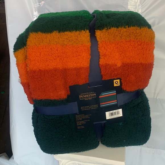NWT Pendleton Sherpa Fleece Blanket Evergreen Stripe 98 x 92 in Super Soft! - Picture 3 of 5